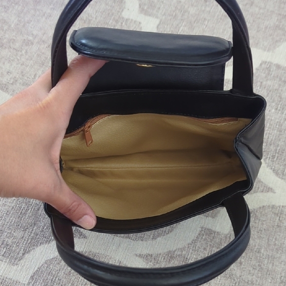 Vintage Soft Black Leather Minimalist Hand Bag with Structured Design - Picture 6 of 6